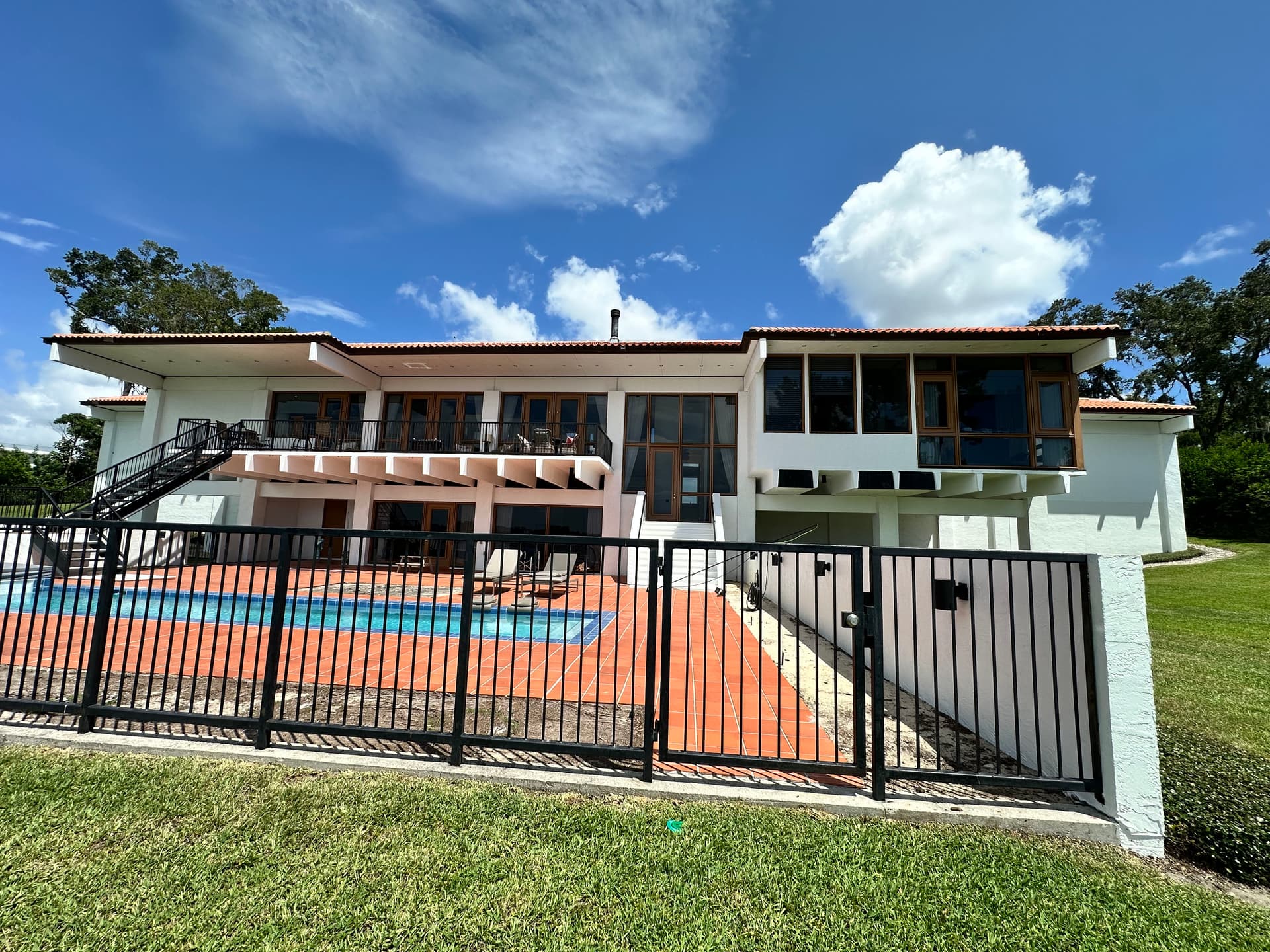 Clean Windows Make This Home's Exterior Shine image