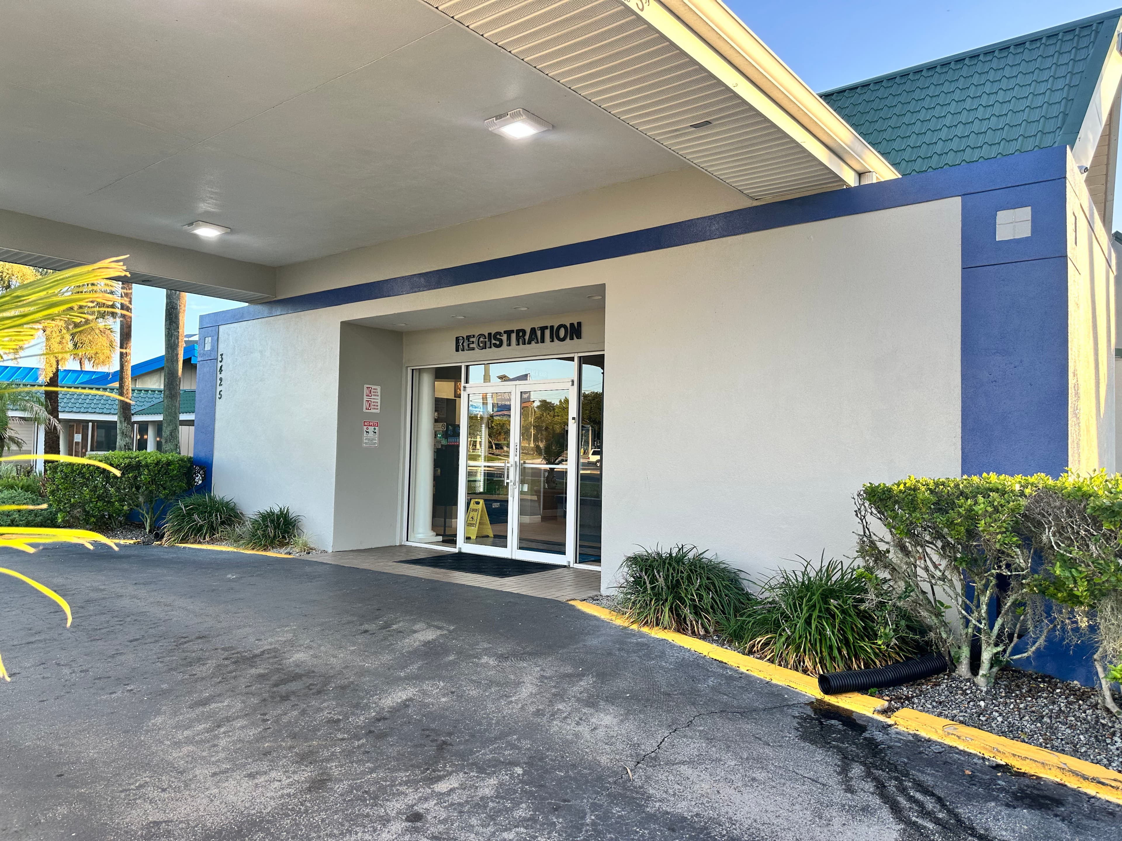 Project Commercial Window Cleaning That Makes Entrances Look Sharp image