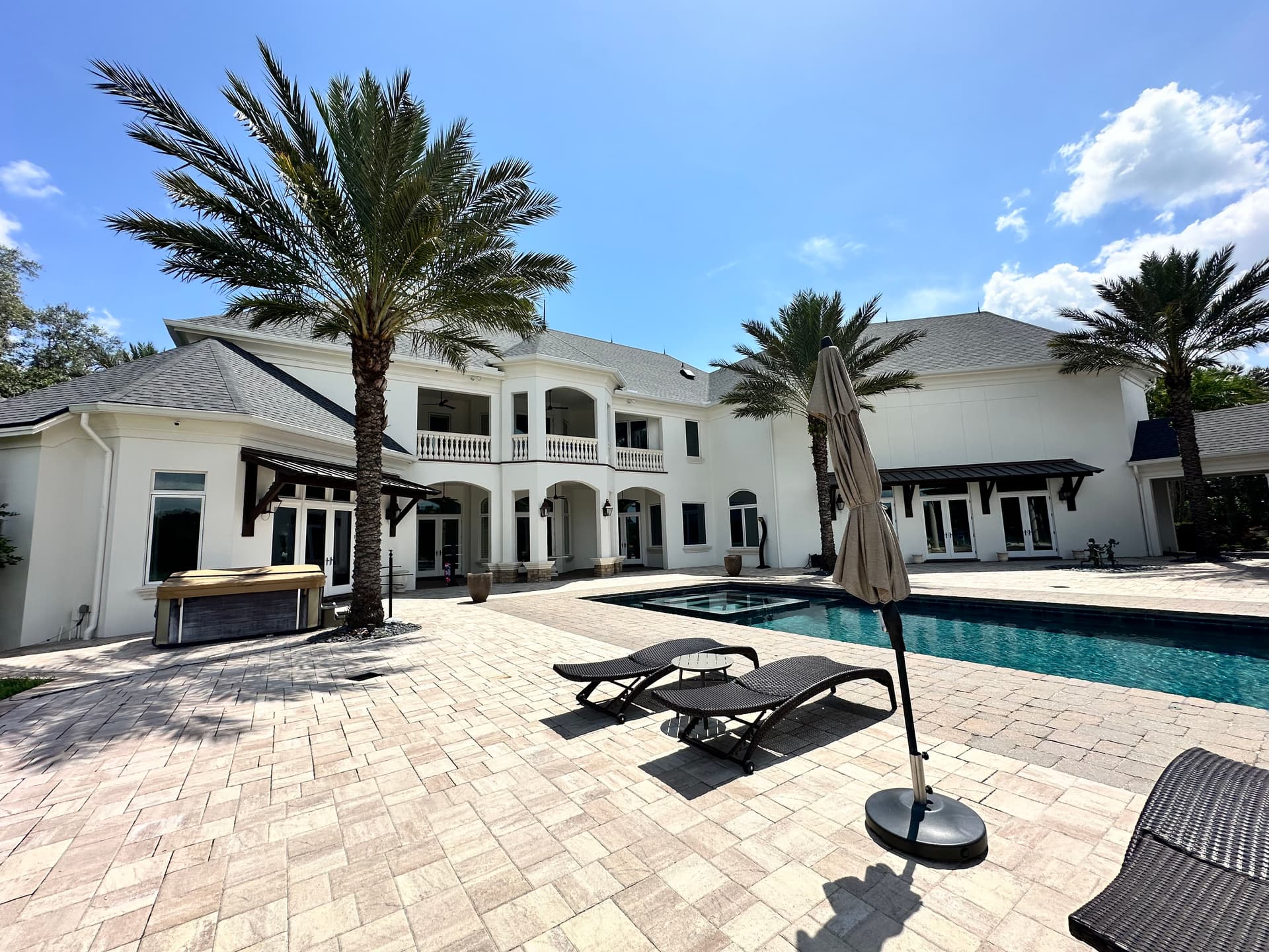 Crystal-Clear Curb Appeal at This Lakeland Home image